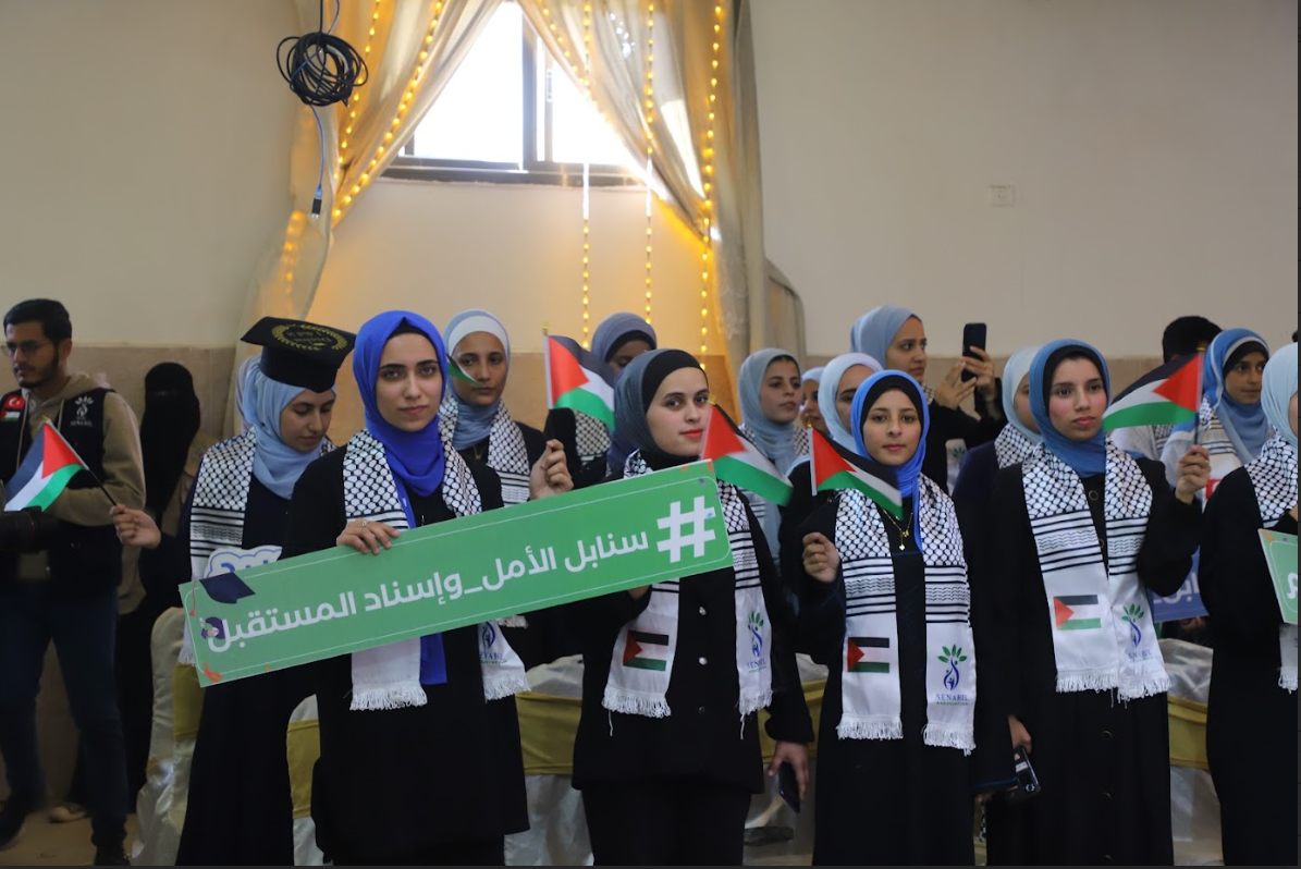 السنابل تُكرّم طلبة مدارسها المتفوقين من دفعة 2006/2007 رغم الظروف الصعبة