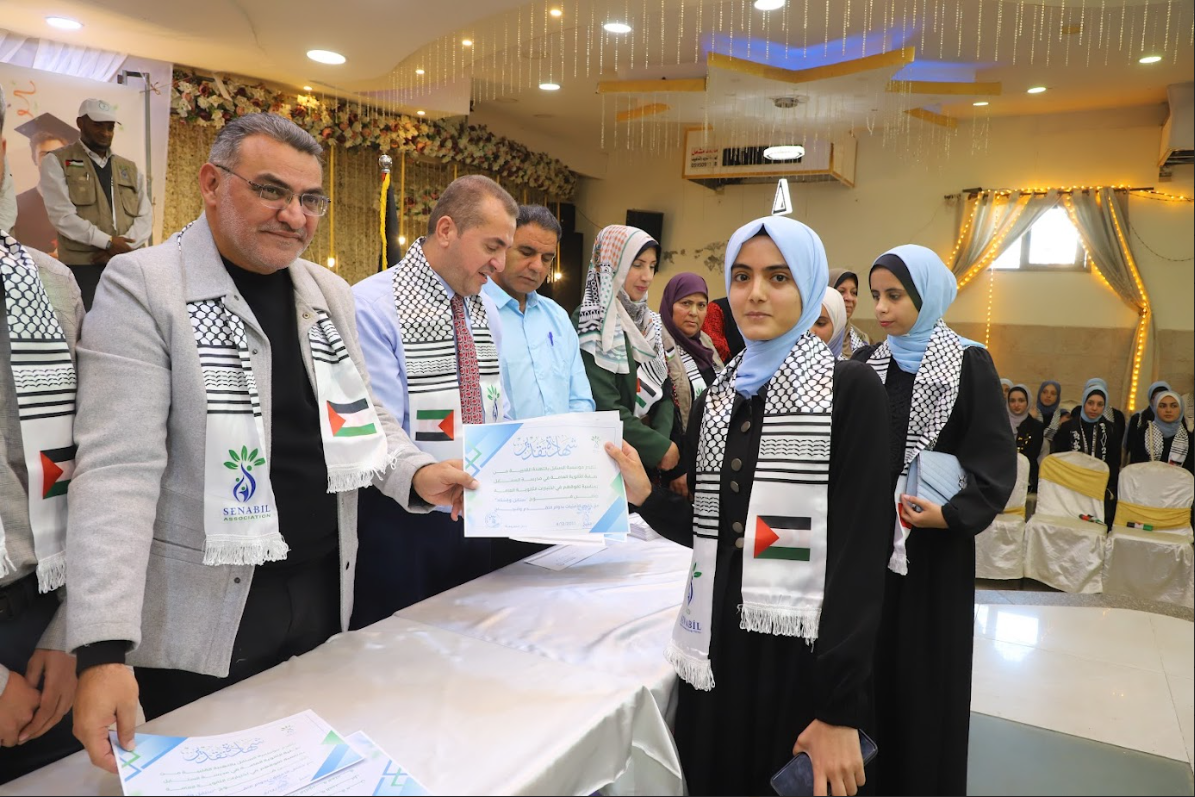 السنابل تُكرّم طلبة مدارسها المتفوقين من دفعة 2006/2007 رغم الظروف الصعبة