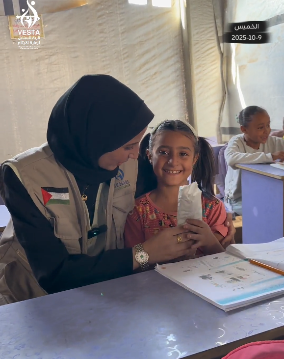 توزيع وجبات وقرطاسية لـ 300 طالب يتيم في قرية السنابل للأيتام