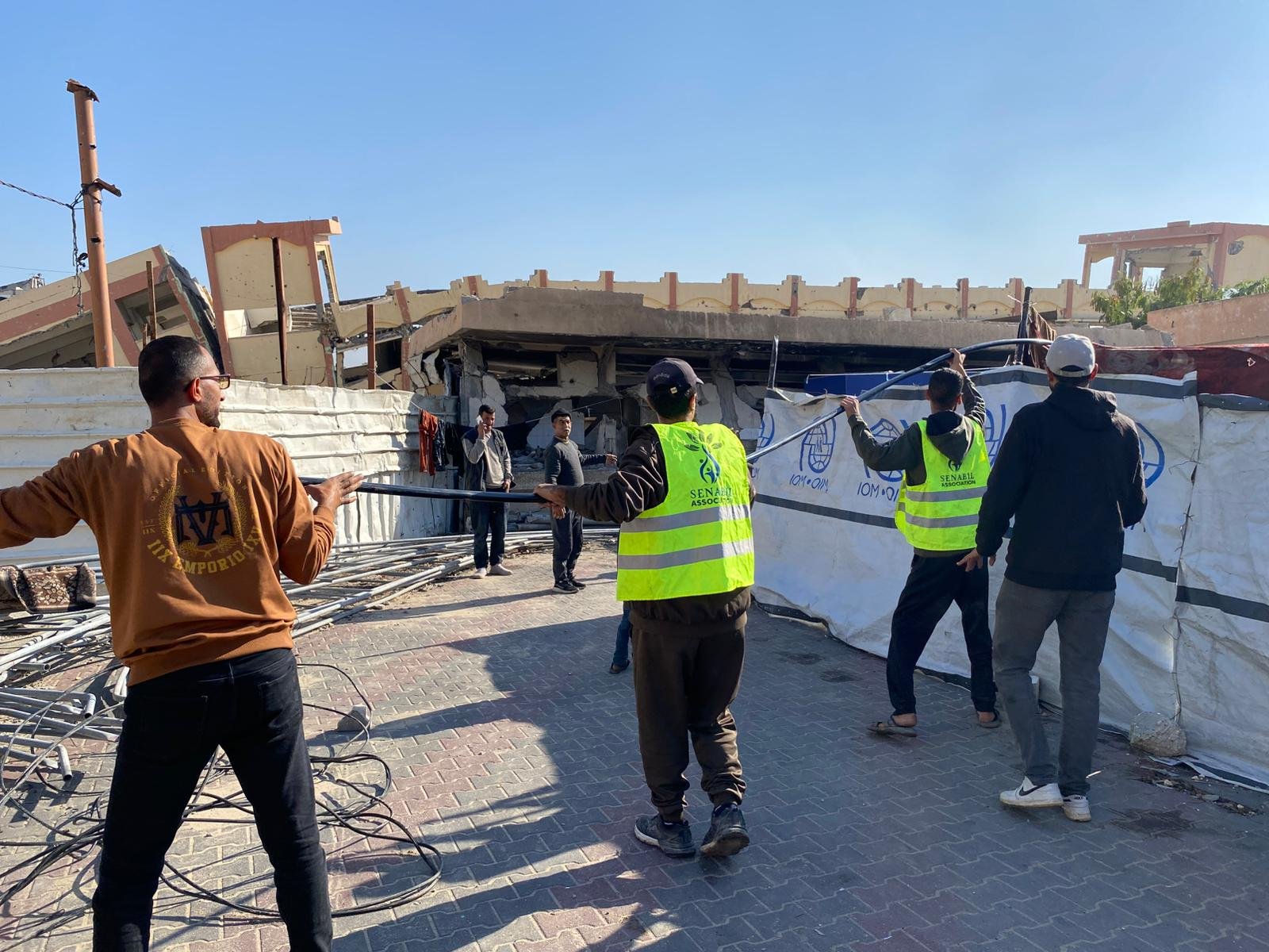 أعمال تمديد خطوط مياه لدعم مراكز الإيواء في شمال قطاع غزة