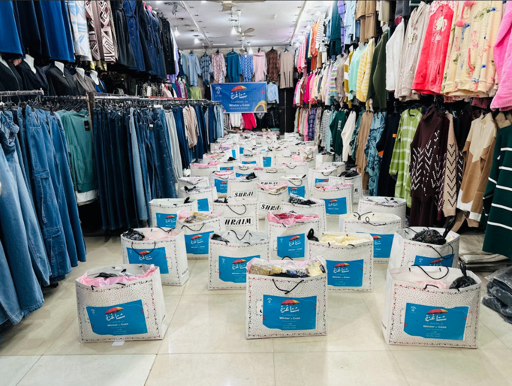 توزيع كسوة للنساء في مخيمات النزوح ضمن حملة "شتاء غزة.. سلام ودفا"