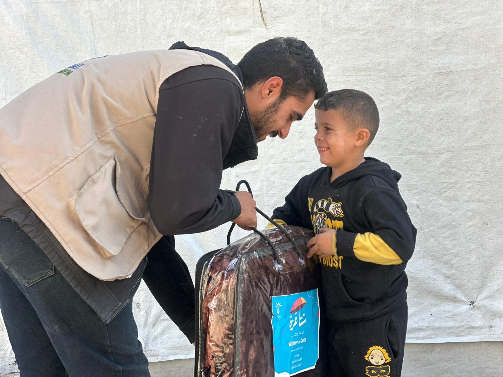 توزيع 200 بطانية شتوي على الأسر النازحة ضمن حملة شتا غزة.. سلام ودفا
