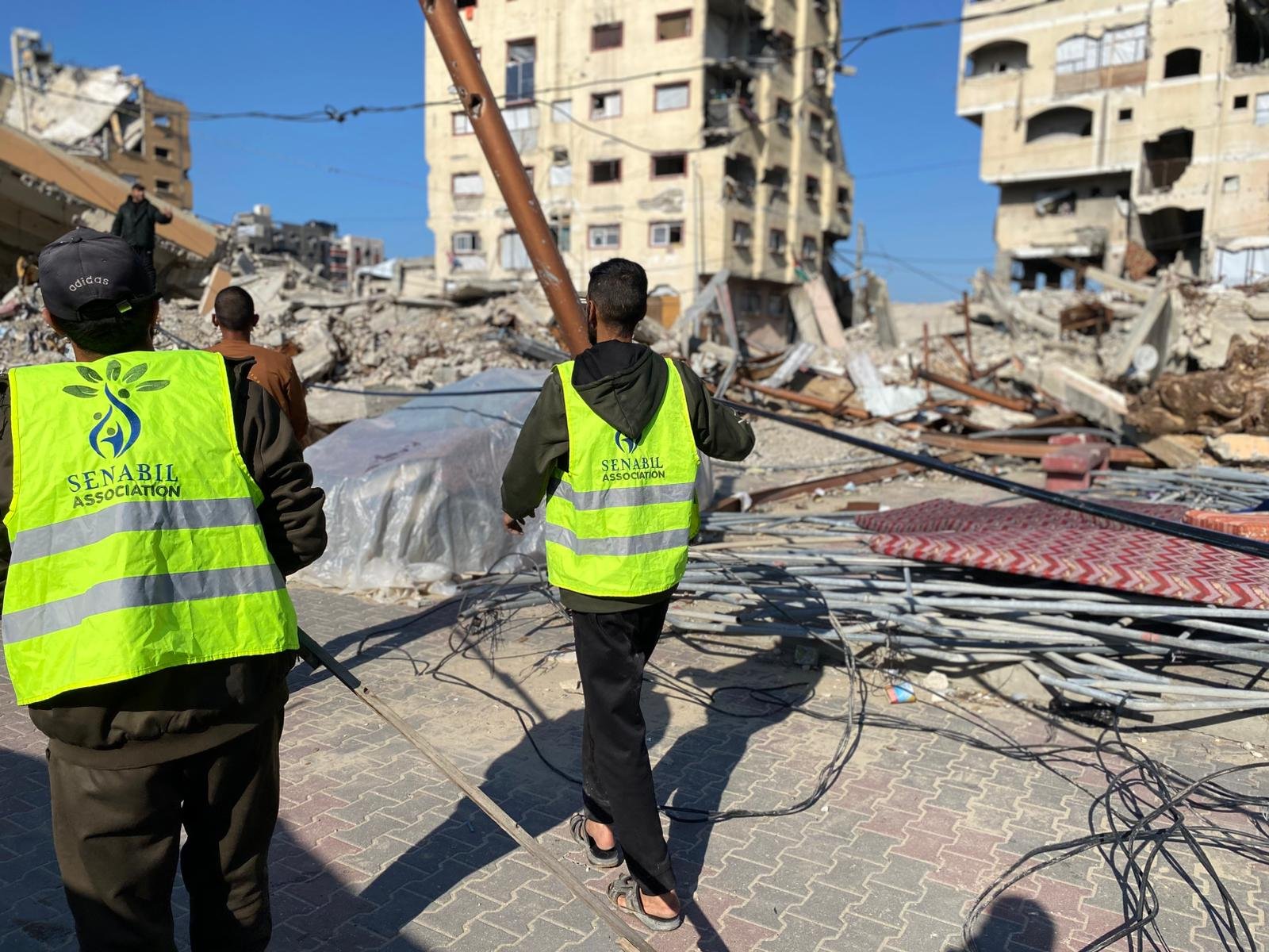 أعمال تمديد خطوط مياه لدعم مراكز الإيواء في شمال قطاع غزة