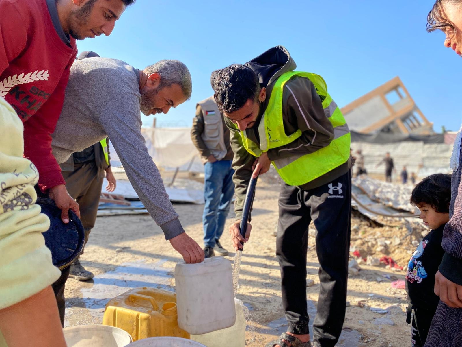 أعمال تمديد خطوط مياه لدعم مراكز الإيواء في شمال قطاع غزة