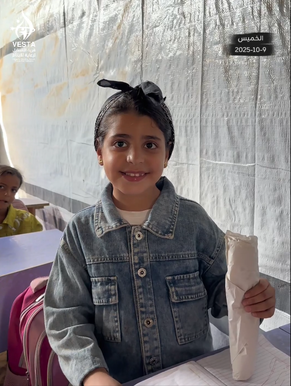 توزيع وجبات وقرطاسية لـ 300 طالب يتيم في قرية السنابل للأيتام