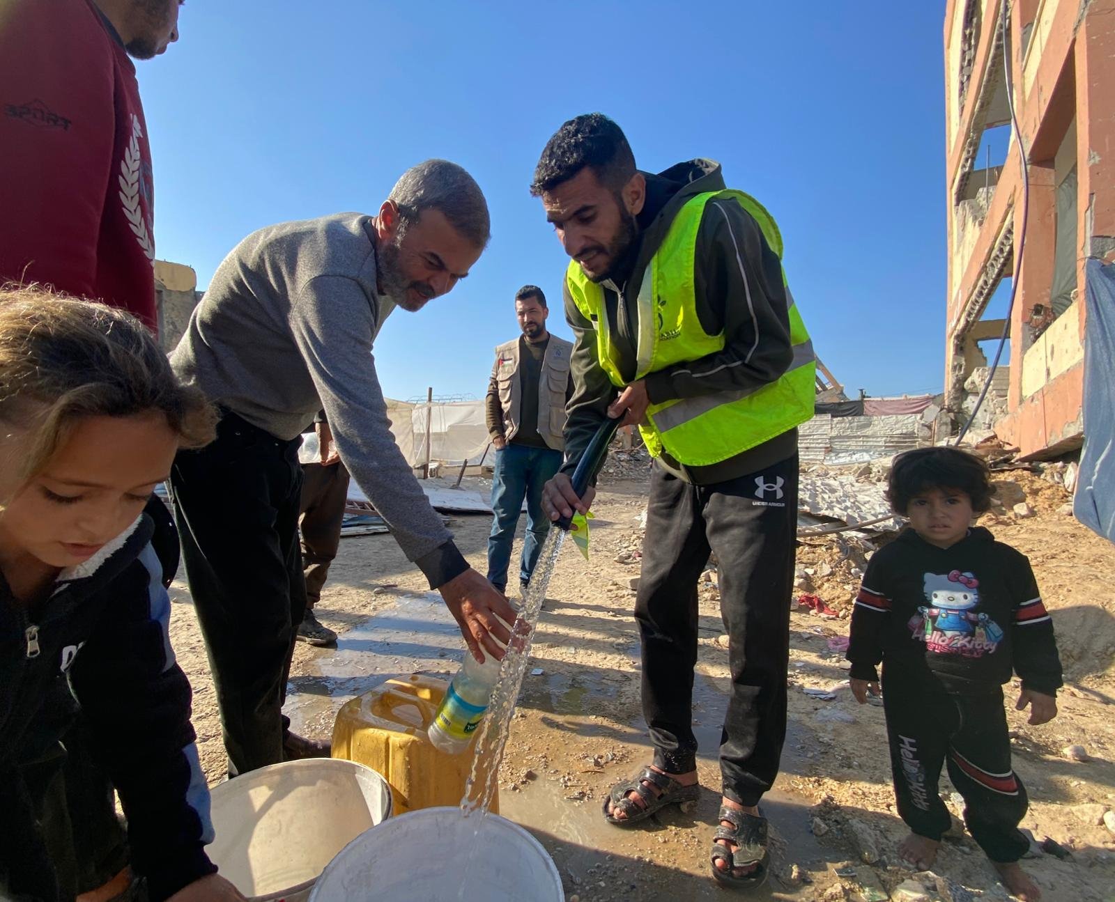 أعمال تمديد خطوط مياه لدعم مراكز الإيواء في شمال قطاع غزة