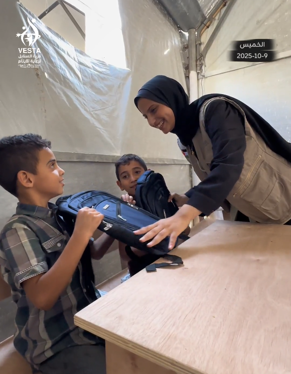 توزيع وجبات وقرطاسية لـ 300 طالب يتيم في قرية السنابل للأيتام