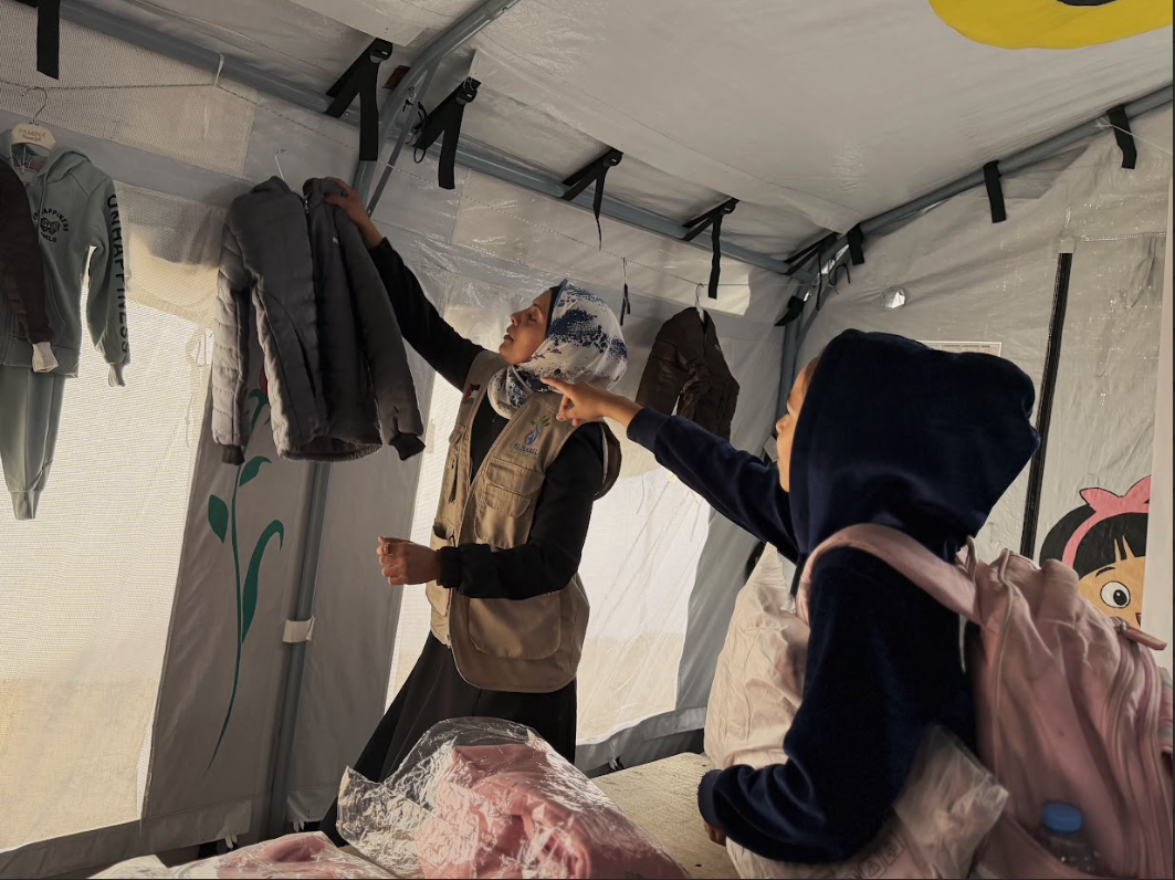 توزيع كسوة شتوية لـ 300 طفل يتيم ضمن مشروع "خيمة الدفا" – حملة "شتاء غزة.. سلام ودفا"