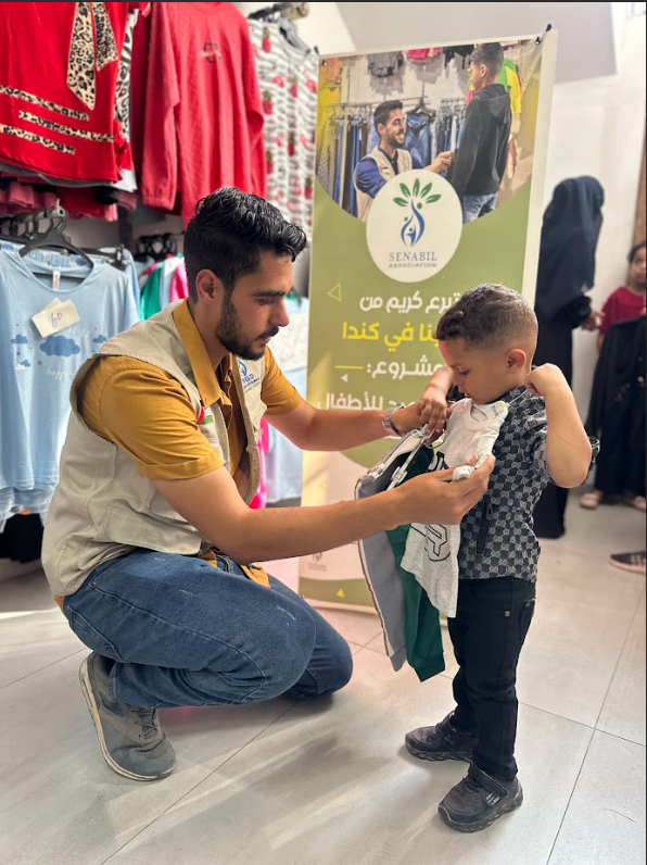 توزيع كسوة للأطفال في عيد الأضحى المبارك رغم الحرب والظروف الصعبة