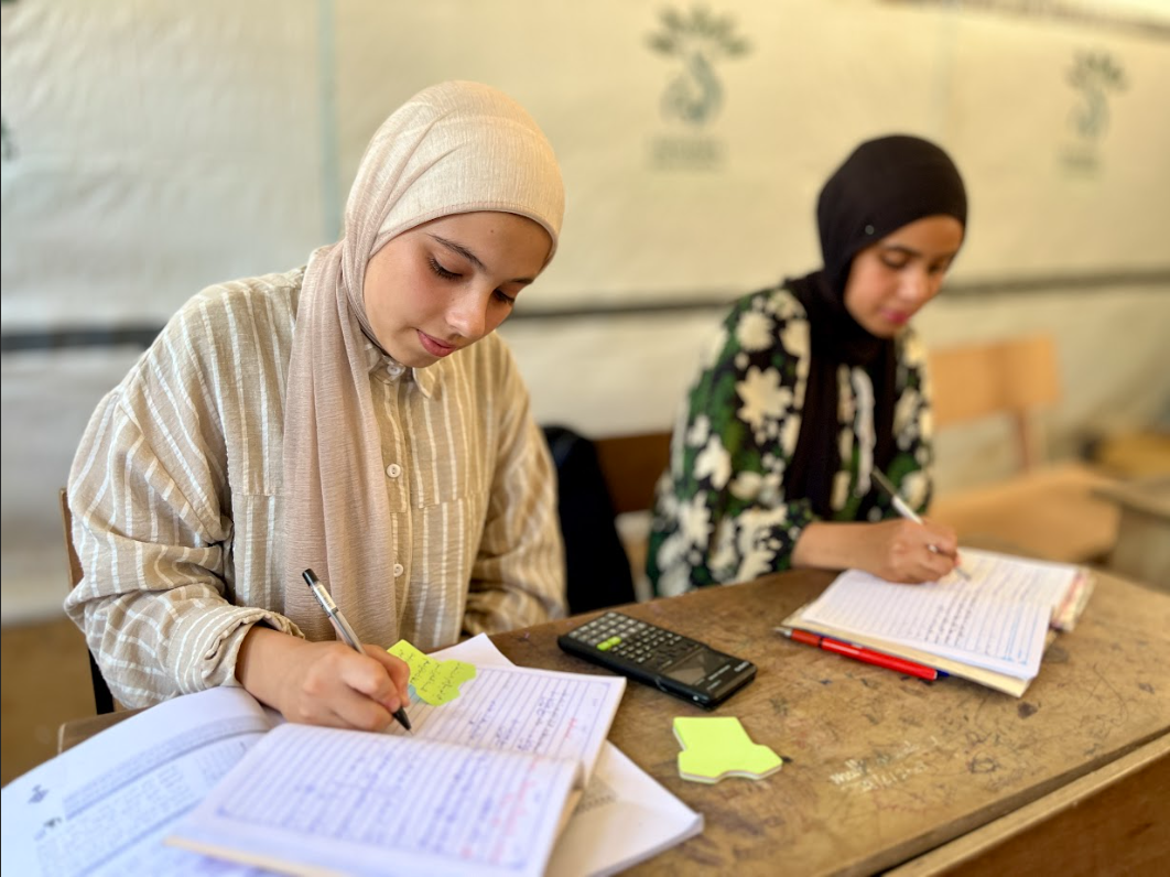 إنشاء مدرسة السنابل دير البلح 1 الميدانية كحل تعليمي طارئ خلال الحرب لضمان استمرار العملية التعليمية