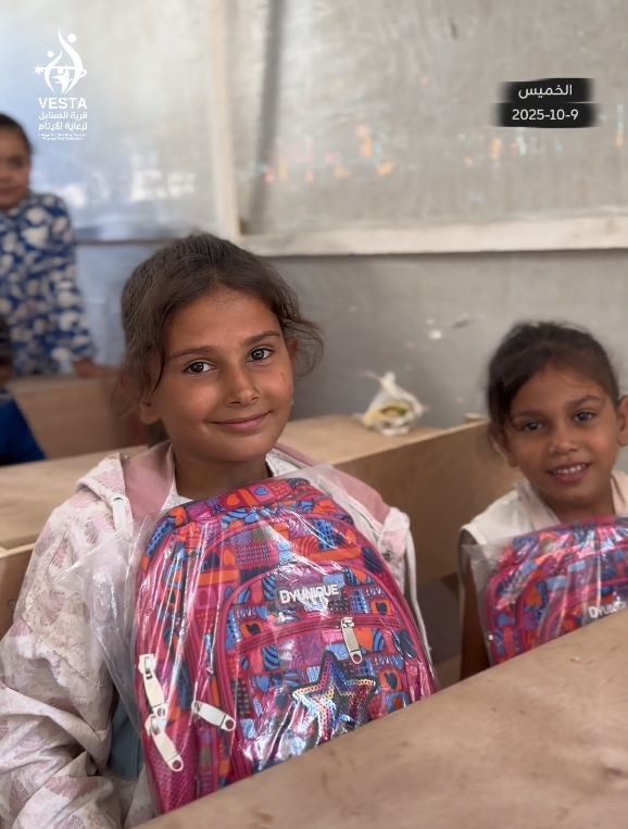 توزيع وجبات وقرطاسية لـ 300 طالب يتيم في قرية السنابل للأيتام