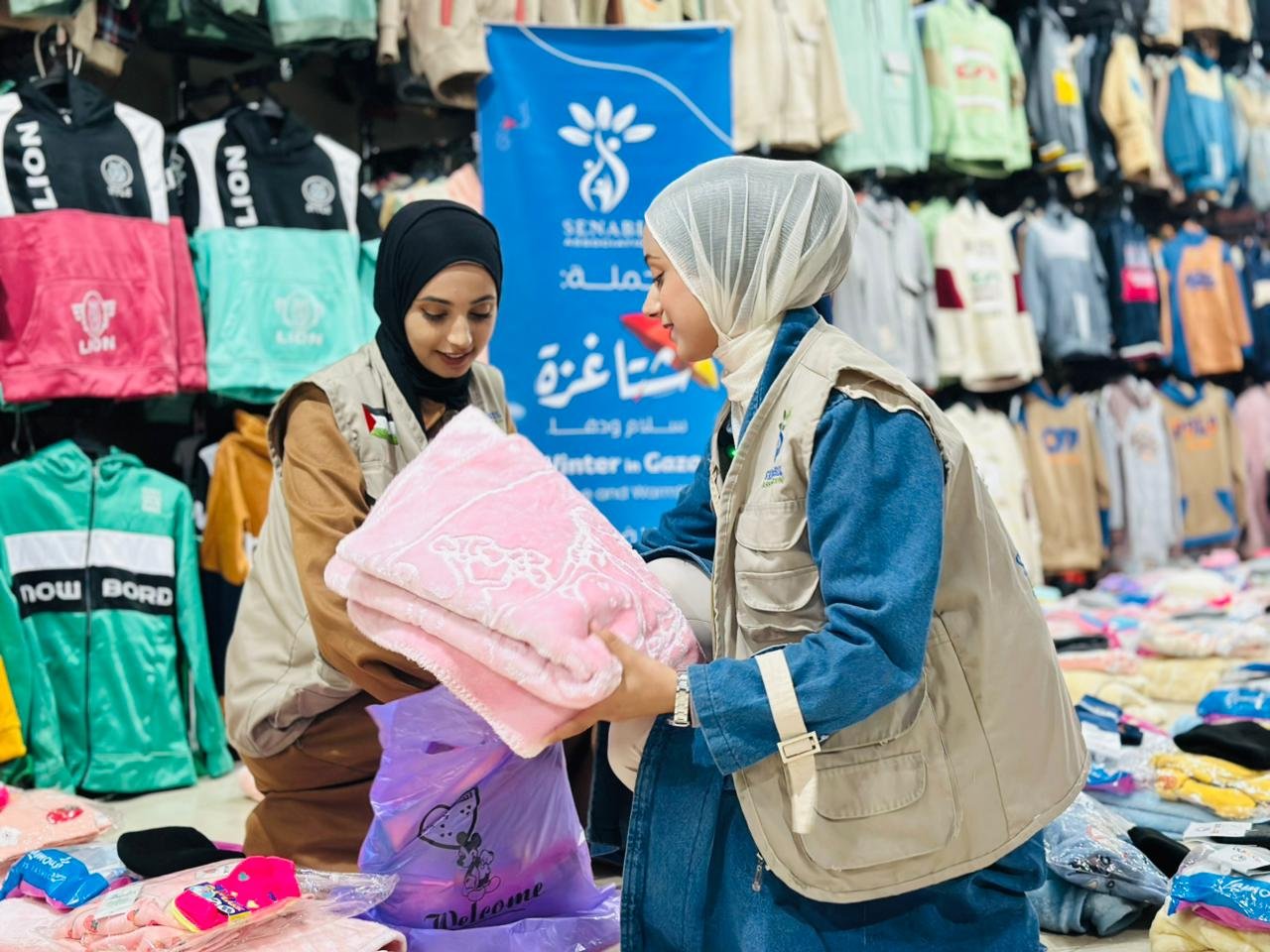 توزيع كسوة شتوية للأطفال الرضع ضمن حملة شتا غزة.. سلام ودفا