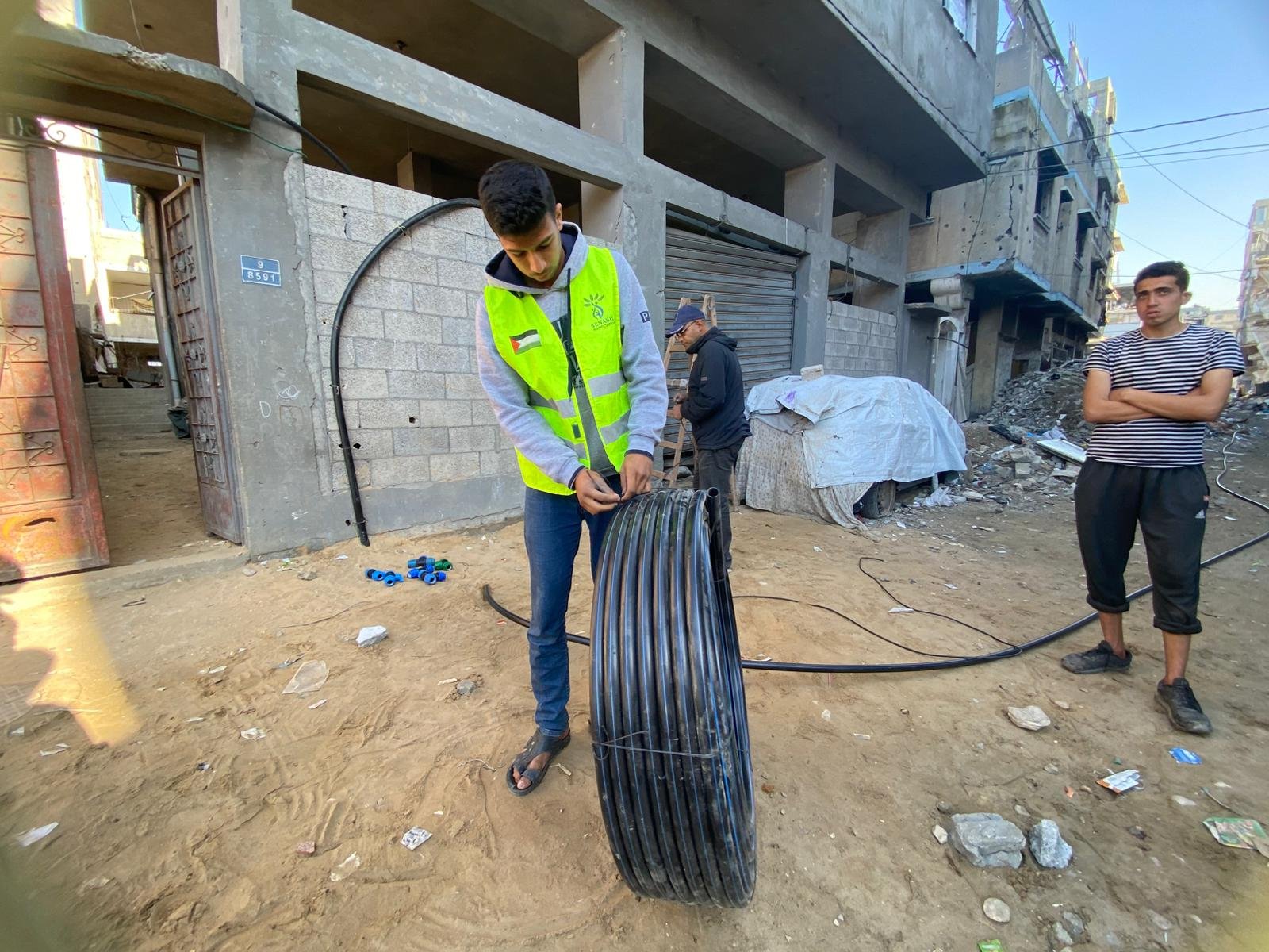 أعمال تمديد خطوط مياه لدعم مراكز الإيواء في شمال قطاع غزة