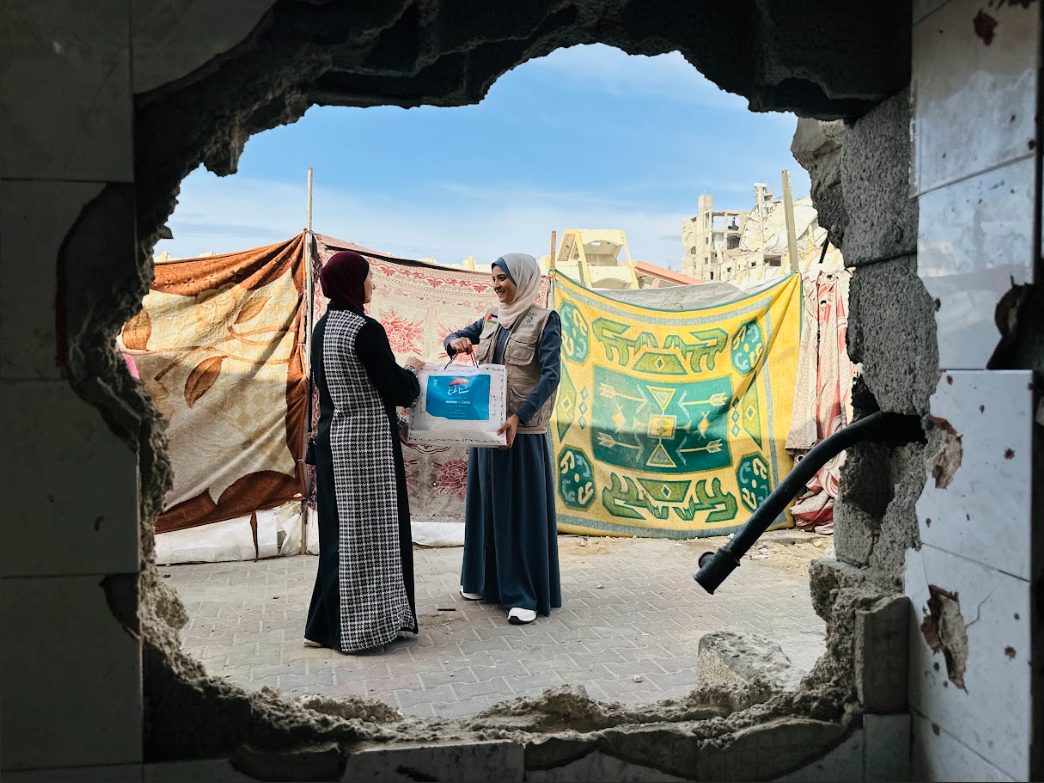 توزيع كسوة للنساء في مخيمات النزوح ضمن حملة "شتاء غزة.. سلام ودفا"