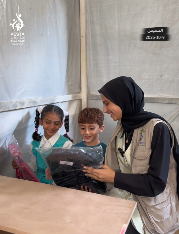 توزيع وجبات وقرطاسية لـ 300 طالب يتيم في قرية السنابل للأيتام