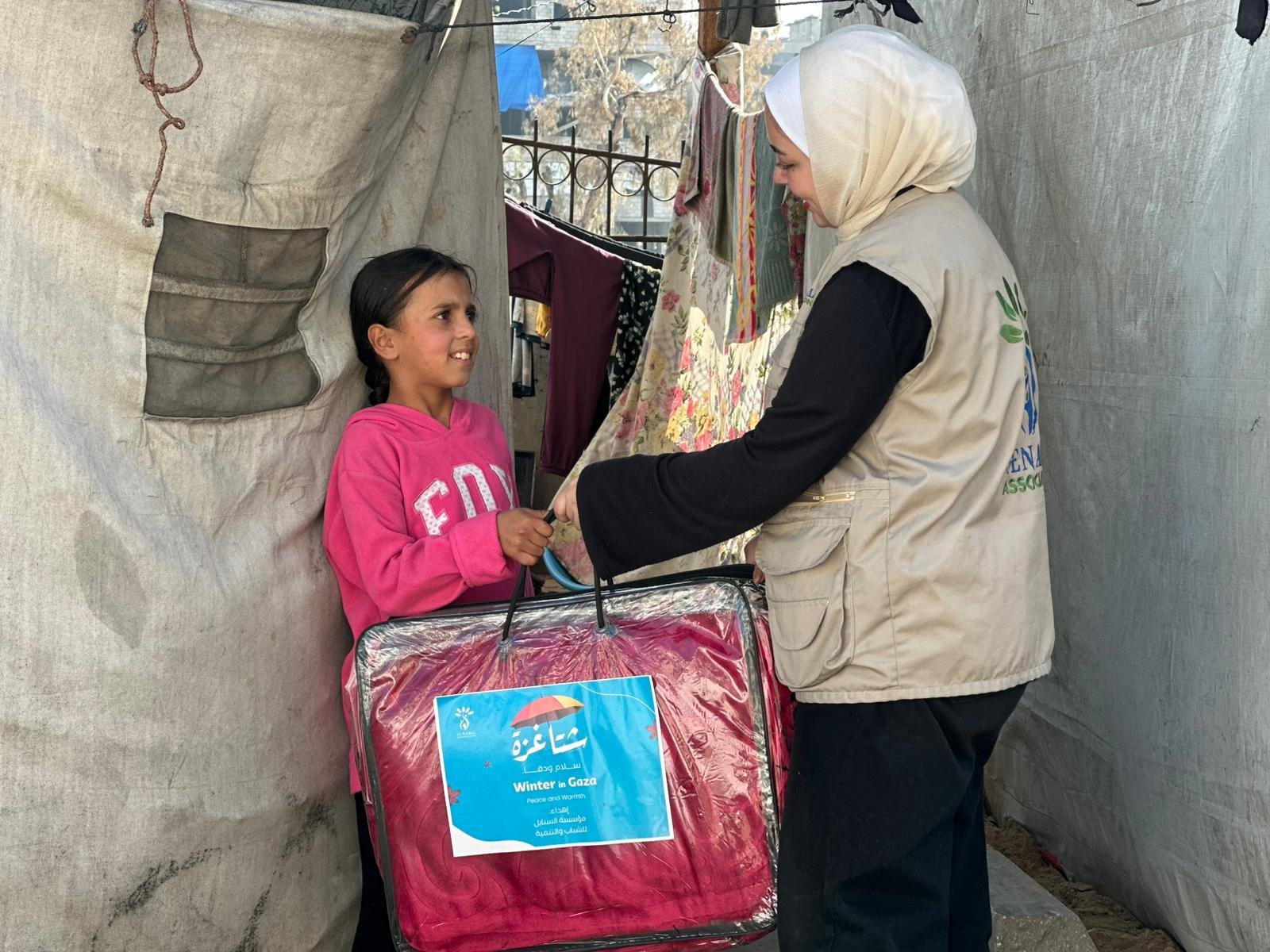 توزيع 200 بطانية شتوي على الأسر النازحة ضمن حملة شتا غزة.. سلام ودفا