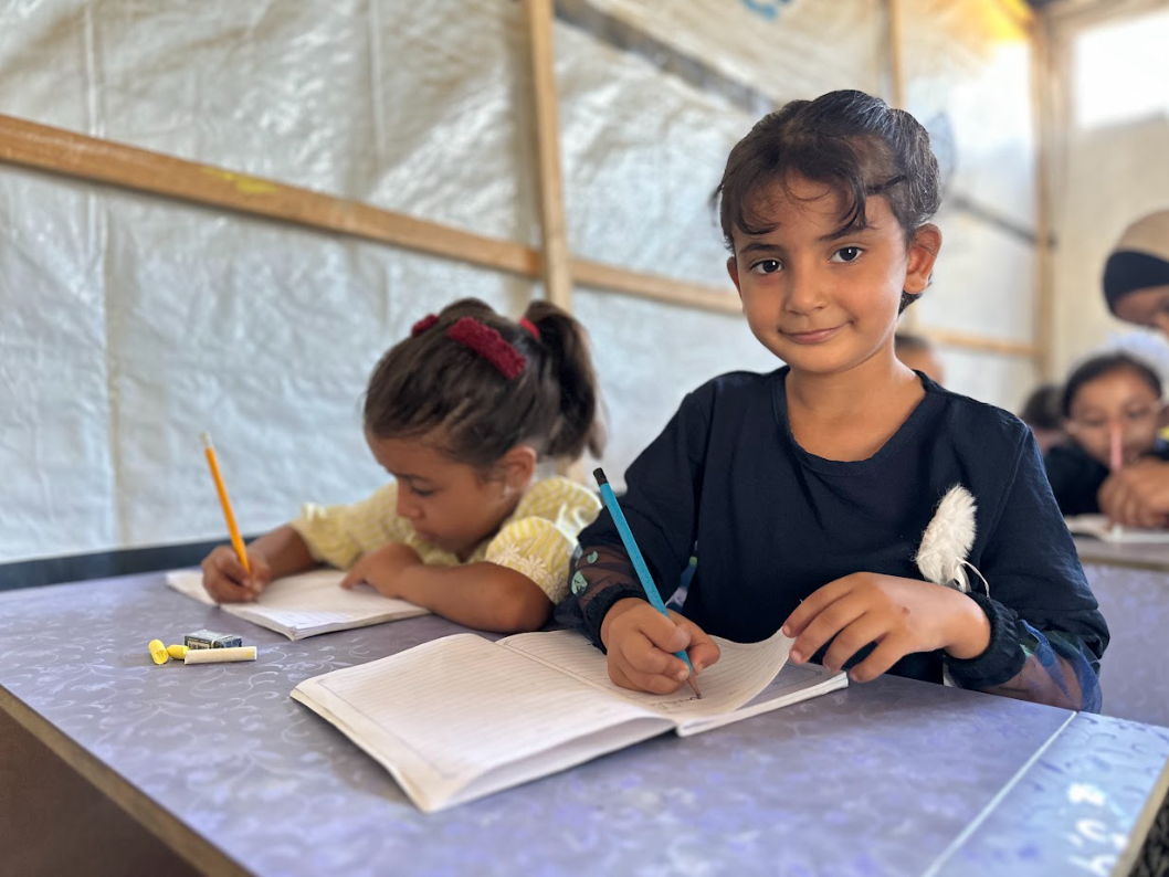 إنشاء مدرسة السنابل دير البلح 1 الميدانية كحل تعليمي طارئ خلال الحرب لضمان استمرار العملية التعليمية