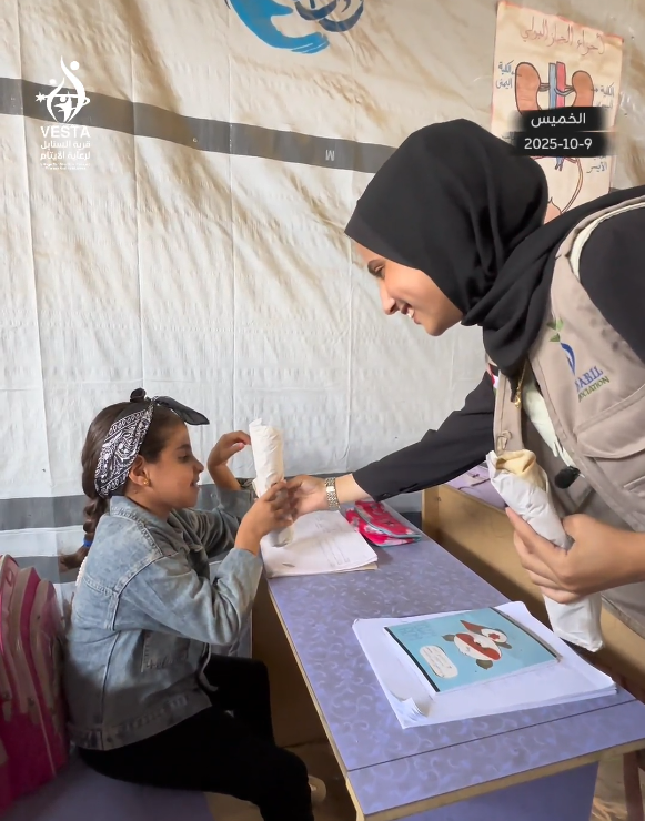 توزيع وجبات وقرطاسية لـ 300 طالب يتيم في قرية السنابل للأيتام