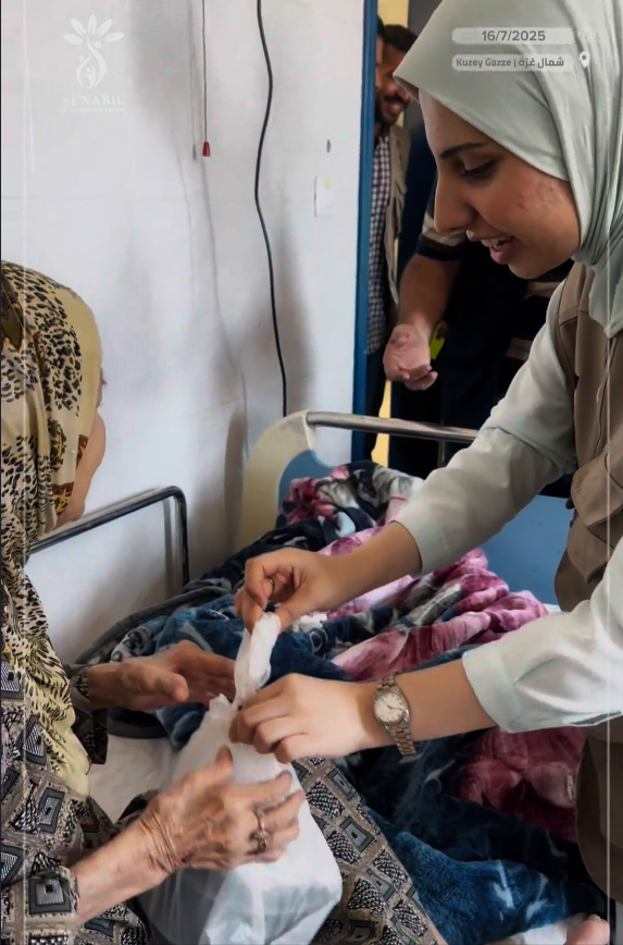 توزيع وجبة المحاشي على كبار السن في مستشفى دار الوفاء في ظل المجاعة وارتفاع الأسعار