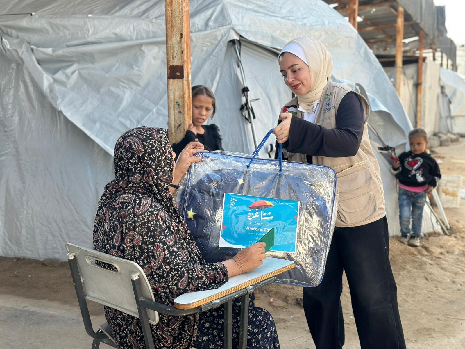 توزيع 200 بطانية شتوي على الأسر النازحة ضمن حملة شتا غزة.. سلام ودفا