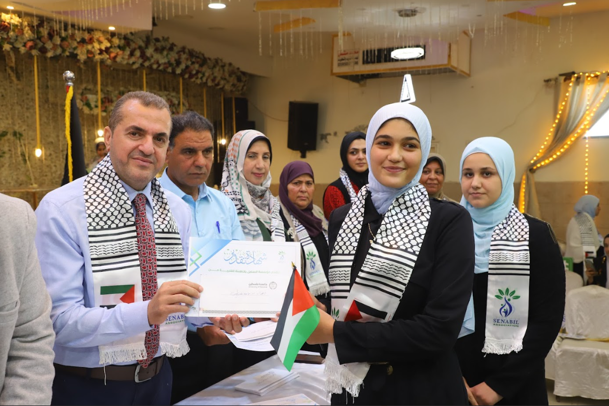 قامت مؤسسة السنابل بتنظيم حفل لتكريم طلبتها المتفوقين في الثانوية العامة – دفعة 2006/2007